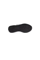 Zapatilla deportiva de hombre, color negro, con silueta inspirada en modelos retro. Confeccionada en una mezcla de cueros, incluyendo paneles con microperforaciones. Presenta cordones negros y una suela de goma con buen agarre.