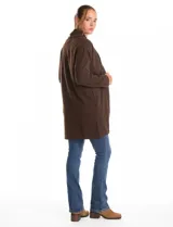 Cardigan abierto de textura suave, con mangas largas de hombros caídos y bolsillos laterales discretos.