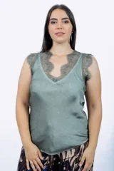 Top verde salvia con cuello en V y mangas sisa, con detalles de encaje floral en cuello y sisas.