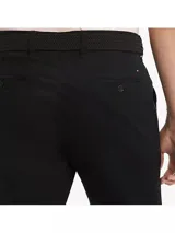 Pantalón chino negro de Tommy Hilfiger, corte custom fit, confeccionado en algodón y elastano.