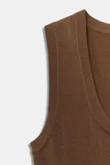 Top de punto extrafino color negro, con escote redondo y diseño sin mangas.