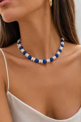Gargantilla de cuentas con diseño intercalado de donas blancas y corazones azules de cristal checo.