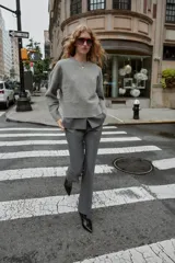 Jersey de punto color vino tinto, de cuello redondo y manga larga, con acabado acanalado (rib) en puños, cuello y bajo.