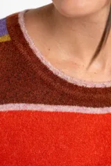 Sweater color crema con rayas horizontales en tonos rosa, marrón y verde.