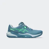 Championes de tenis y pádel Asics Gel Challenger 15, color azul con detalles en verde neón. Presentan tecnología WINGWALL para mayor estabilidad lateral, suela con diseño de ranuras para mejor contacto y amortiguación GEL.