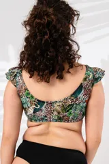 Top de bikini estampado con hojas y animal print, con volados en los hombros y nudo en el escote.