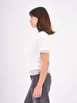 Remera de algodón en color negro con detalles en blanco en el cuello, mangas y ruedo. Presenta un diseño de estilo ringer con terminaciones acanaladas.
