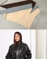 Pañuelo de forma triangular confeccionado en tejido de punto fino. Accesorio versátil que puede utilizarse en el cuello, en la cabeza o como complemento de bolsos.