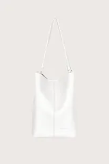 Bolso tipo hobo color blanco, de cuero sintético con textura granulada. Tiene un asa de hombro del mismo material y el logo de la marca grabado en el frente.