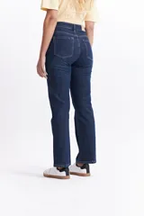 Jean de tiro medio con fit recto, confeccionado en 100% algodón.