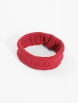 Vincha roja tejida con punto rib.