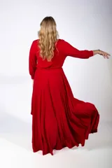 Vestido largo de fiesta color rojo, con escote en V cruzado, mangas tres cuartos y falda amplia con caída fluida. Incluye lazo ajustable en la cintura.