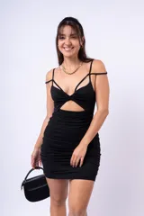 Vestido corto negro con breteles finos, escote con aberturas geométricas y frunces en la falda.
