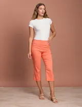 Pantalón capri blanco de gabardina elastizada. Pretina ancha elastizada, delantera con bolsillos simulados y trasera con bolsillos aplicados.