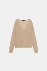 Jersey de punto fino negro con escote en V profundo y manga larga con puños ajustados.