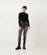 Polera color camel de punto acanalado, con cuello alto y mangas largas.