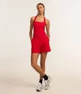 Blusa cropped frente única confeccionada en bengalina con viscosa certificada, de escote cuadrado y sin estampa.