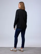 Remera negra de modal, marca French Laundry, con escote redondo y mangas largas.