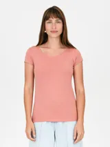 Remera de manga corta, corte ajustado al cuerpo, con escote redondo. Color amarillo claro.