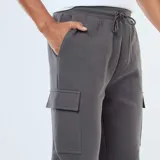 Pantalón de jogging gris con bolsillos cargo laterales y tobillos ajustados.