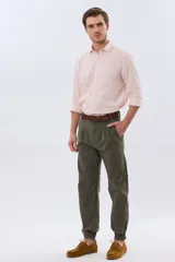 Pantalón bombacha de campo color caqui, de corte tradicional con pinzas en la cintura y botamanga ajustada con botones.