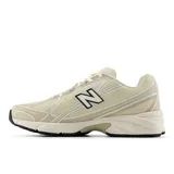 Championes New Balance 740 de estilo urbano, inspirados en el running de los años 2000. Presentan un diseño en color beige y blanco con detalles en negro, parte superior de malla abierta con superposiciones sintéticas, amortiguación ABZORB en la entresuela y el característico logotipo "N" en el lateral.