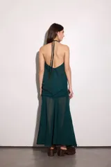 Top reversible de corte suelto y fluido, con tiras cruzadas al cuello y abertura frontal.