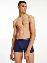 Pack de tres bóxers Tommy Hilfiger color rojo, confeccionados en algodón elástico con cintura elástica distintiva con el logo de la marca.