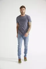 Jean de corte skinny para hombre, con diseño de cinco bolsillos, pasacintos y cierre frontal. Confeccionado en denim de tono azul claro con acabado lavado.