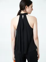 Top negro sin mangas con cuello alto.