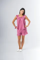 Pijama de algodón estampado, compuesto por una musculosa con escote recto fruncido y breteles con volados, y un short con cintura elástica y terminación con volado en el ruedo.