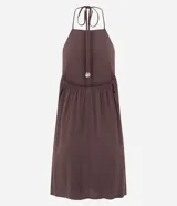 Enterito corto de viscosa color salmón con diseño de cuello halter, espalda abierta y caída fluida.