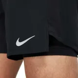 Short deportivo negro de hombre, marca Nike, modelo Challenger, con tecnología Dri-FIT, cordón ajustable, dos bolsillos laterales y un bolsillo trasero. Logo de Nike en color gris en la pierna derecha.