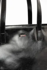 Bolso tipo tote bag color marrón, confeccionado en cuero sintético, con doble asa superior y detalle de placa metálica dorada con logo en la parte frontal.