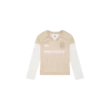 Remera de manga larga estilo camiseta de fútbol Eme Studios modelo Siri Off Sand, en tonos beige y blanco, con cuello en V, diseño estampado y el logo de la marca en el frente.