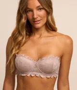 Soutien strapless de encaje rústico floral en color rosado, con copa hueca y bordes ondulados. Incluye cierre en la espalda y breteles desmontables ajustables.