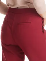 Pantalón de vestir corte slim color verde militar, con cierre frontal, bolsillos laterales con detalle plisado y bolsillos traseros tipo ojal.