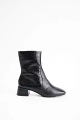 Bota de caña media con textura de reptil, color negro, con taco cuadrado bajo y punta redondeada.