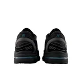 Championes urbanos New Balance modelo 1000, color negro con detalles en gris oscuro. Presentan un diseño técnico con capas superpuestas de malla y material sintético, logo N en el lateral y numeración 1000 bordada en la puntera. Cuentan con una suela robusta y amortiguada.