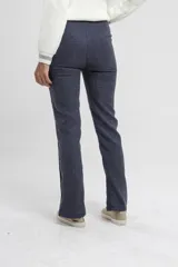 Pantalón de vestir azul con microestampado a cuadros, corte ajustado, tiro alto y aberturas en el ruedo.