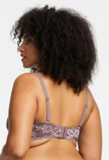 Soutien bralette de encaje floral color lila y micro tul, marca Montelle. Abrocha detrás en tres posiciones.