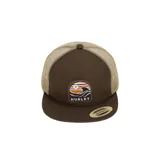 Gorro trucker Hurley Mavericks, de color marrón en la parte frontal y visera, con panel de red trasero en tono tostado. Cuenta con un parche frontal bordado que presenta un diseño de olas y sol, además de una soga decorativa sobre la visera plana.