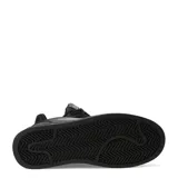 Championes urbanos Umbro modelo Milo, color negro con detalles en gris. Presentan diseño de corte bajo, cierre con cordones, puntera perforada para mayor ventilación y logo de la marca en el lateral y la lengüeta.