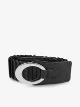 Cinturón ancho elástico de color negro, con diseño frontal de capas superpuestas y una hebilla metálica ovalada de enganche.