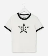 Remera de algodón color blanco con cuello y bordes de mangas en color negro. Presenta una estampa frontal central con el número 98 dentro de una estrella con efecto desgastado.