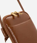 Porta celular Satinato tipo bandolera, color marrón con textura simil cuero croco y herrajes metálicos dorados. Cuenta con doble compartimento con cierre y correa larga fina.