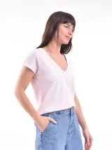 Remera negra de manga corta con escote en V, corte clásico y confeccionada en algodón.