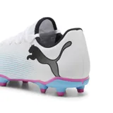 Championes de fútbol Puma Future 7 Play FG/AG, color blanco con detalles en negro, celeste y rosa.