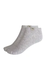 Soquetes grises de corte bajo.