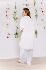 Vestido camisero blanco de lino con mangas 3/4 y cuello camisero.